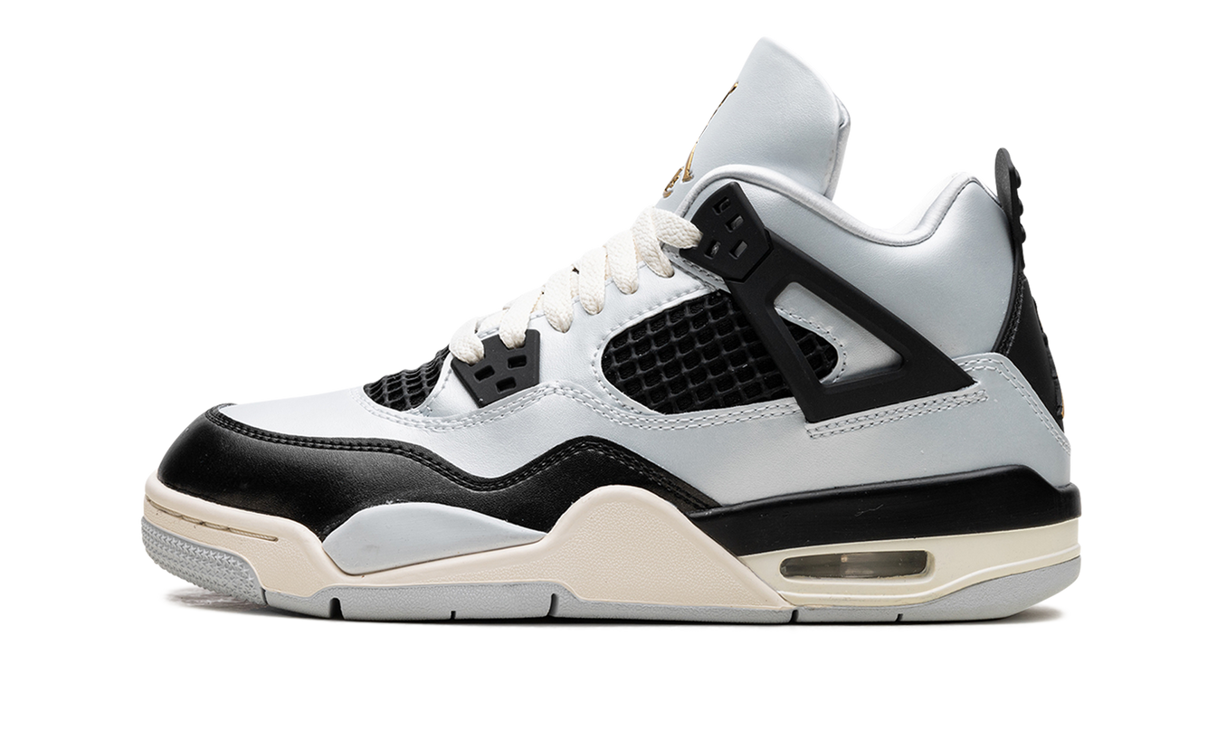 Zwarte en zilveren Air Jordan 4 GS schoenen metPure Platinum details, zichtbaar van voren en zijkant.