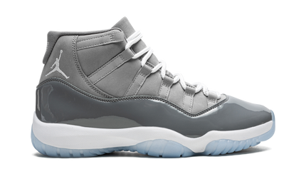 Lucht Jordan 11 Retro "Cool Grey 2021" schoenen met grijze leren bovenkant en witte zool, gedragen door een model.