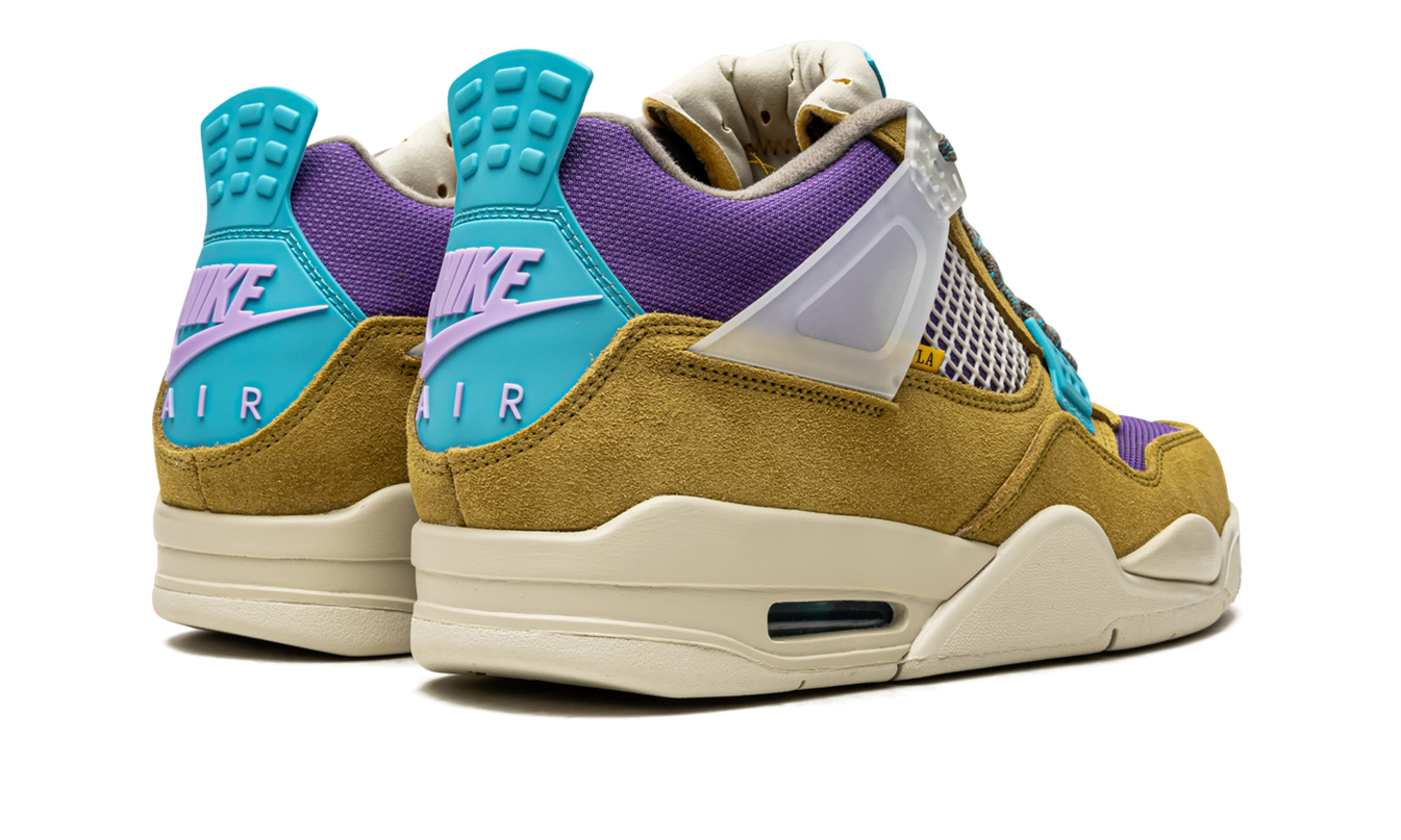 Zwarte Air Jordan 4 Retro SP schoenen met Desert Moss details en Union 30th Anniversary branding, zichtbaar in de afbeelding