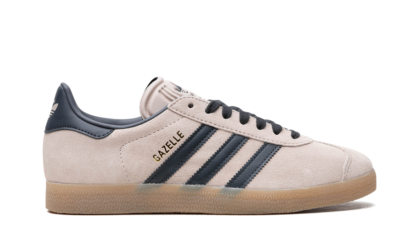 Lichte Adidas Gazelle Wonder Taupe sneakers met suède bovenwerk en witte zool, gepresenteerd op een neutrale achtergrond.
