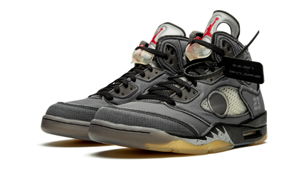 Nike Air Jordan 5 Retro SP Off-White sneakers, witte schoenen met zwart en oranje details, unieke design en logo's zichtbaar.