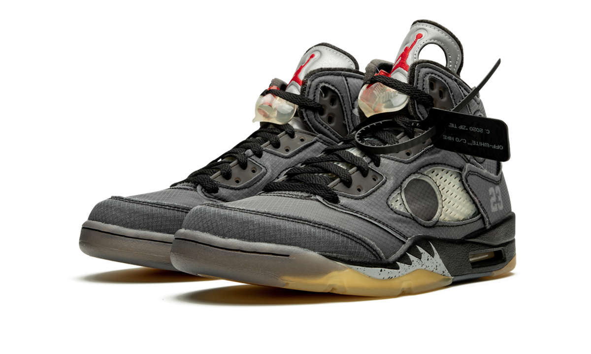 Nike Air Jordan 5 Retro SP Off-White sneakers, witte schoenen met zwart en oranje details, unieke design en logo's zichtbaar.