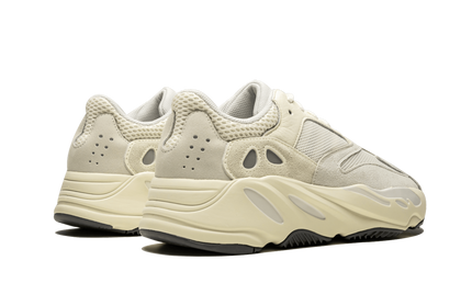 Zwarte Yeezy Boost 700 "Analog" schoenen met dikke zool en sportieve uitstraling, zichtbaar in de afbeelding.