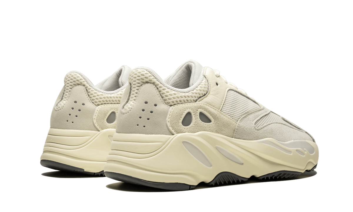 Zwarte Yeezy Boost 700 "Analog" schoenen met dikke zool en sportieve uitstraling, zichtbaar in de afbeelding.