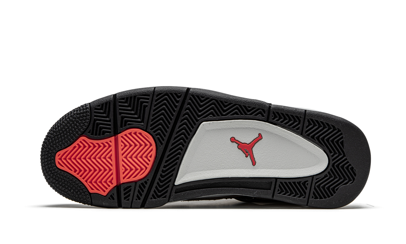 Taupe Haze Air Jordan 4 Retro schoenen van Mijn winkel, close-up van de grijze en taupe kleurstelling en het ontwerp van de sneakers