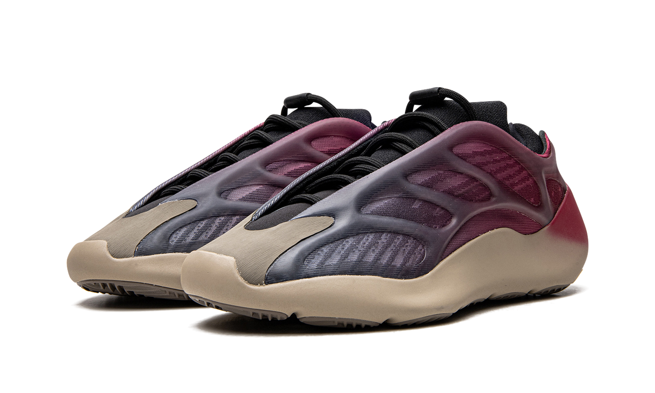 Zwart en grijs Yeezy 700 V3 "Fade Carbon" sneakers van Mijn winkel, zijaanzicht met details van het ontwerp en materialen
