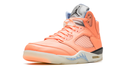Sneakers Air Jordan 5 Retro "DJ Khaled - Crimson Bliss" in rood en zwart met witte details, zichtbaar in close-up.