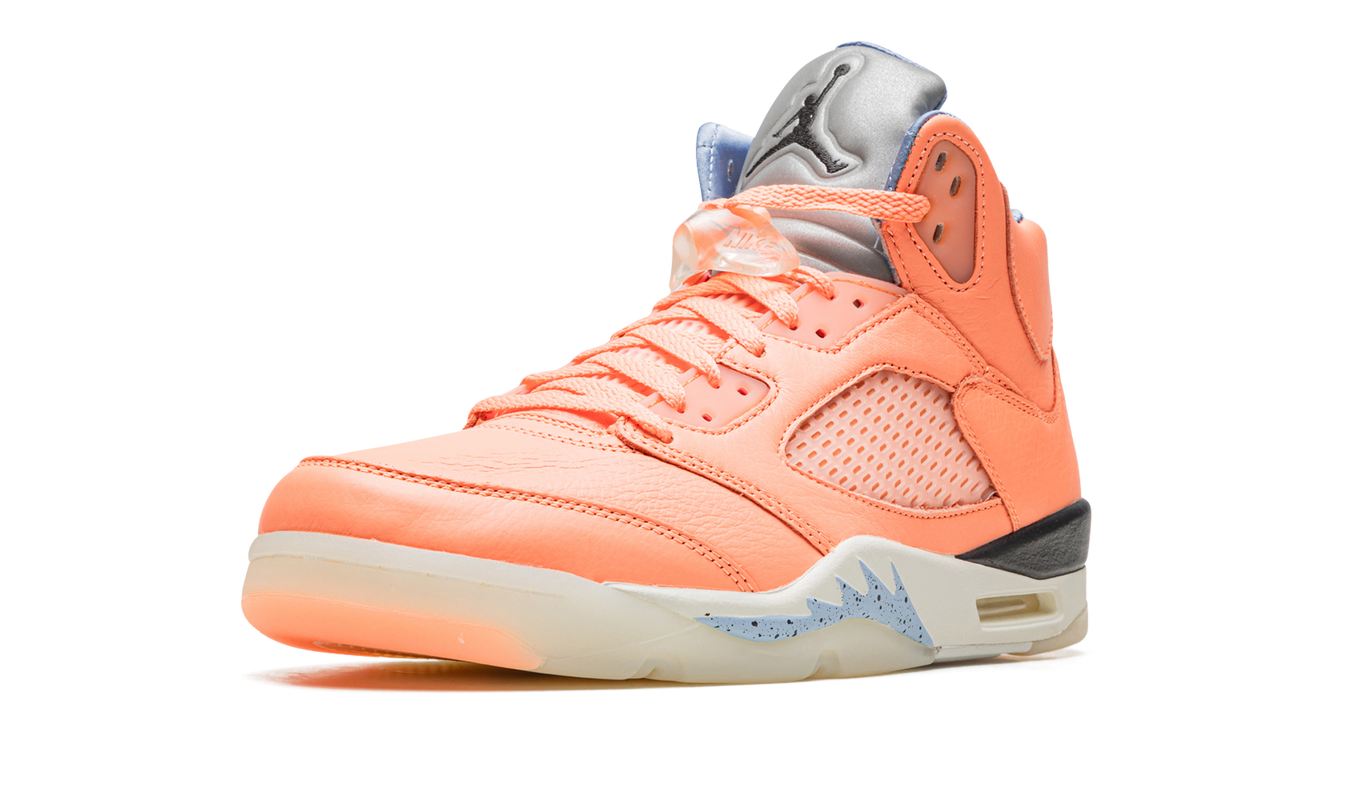 Sneakers Air Jordan 5 Retro "DJ Khaled - Crimson Bliss" in rood en zwart met witte details, zichtbaar in close-up.