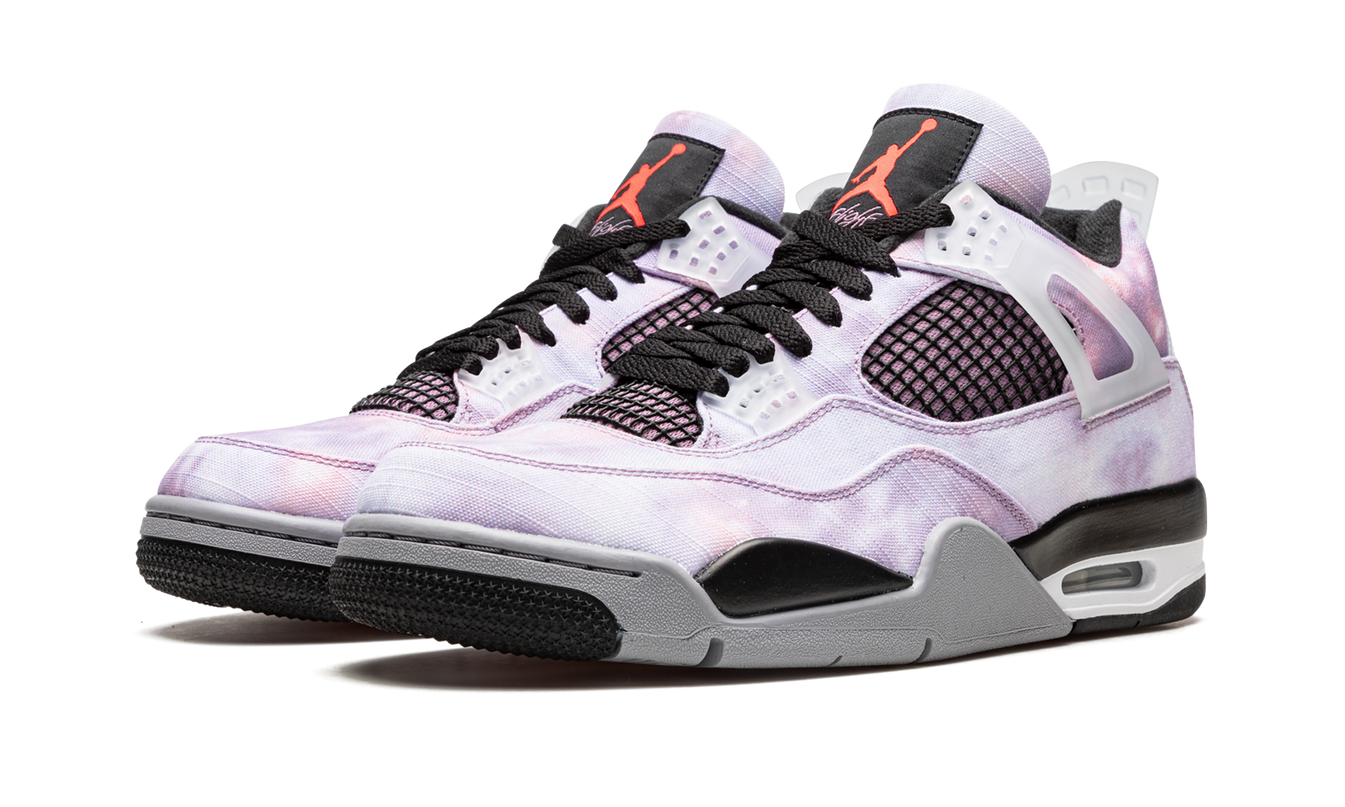 Zwarte Air Jordan 4 Retro Zen Master schoenen met witte accenten en Nike swoosh, zichtbaar van de zijkant.