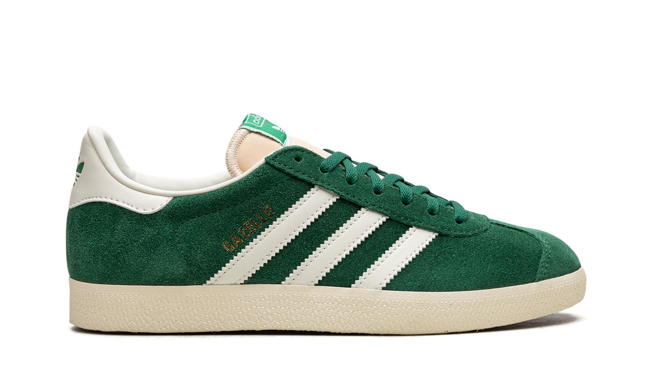 Donkergroene Adidas Gazelle suède schoenen met witte zool en zwarte details, passend bij casual en sportieve outfits.