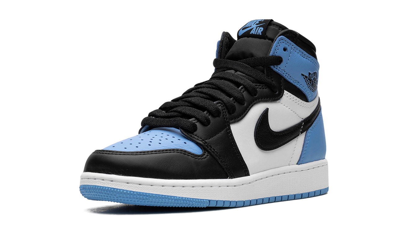 Sportieve Air Jordan 1 Retro High OG GS schoenen met UNC Toe-kleuren en zwart-wit details, perfect voor sneakerliefhebbers.