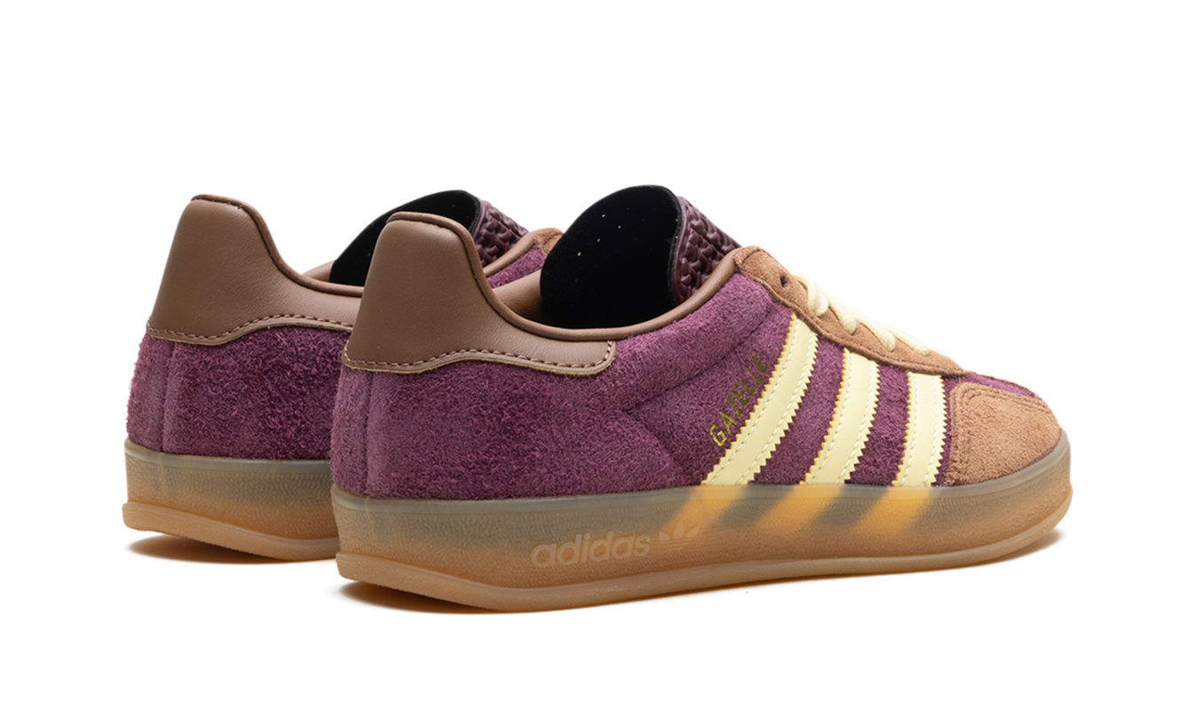 Adidas Gazelle Indoor schoenen in maroon en bijna geel, sportieve schoenen met witte zool en ademend materiaal.