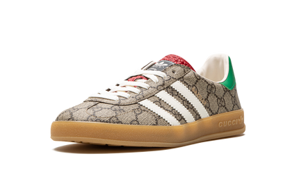 Beige Adidas Gazelle schoenen met Gucci GG Monogram design, stijlvolle sneakers voor dames en heren.