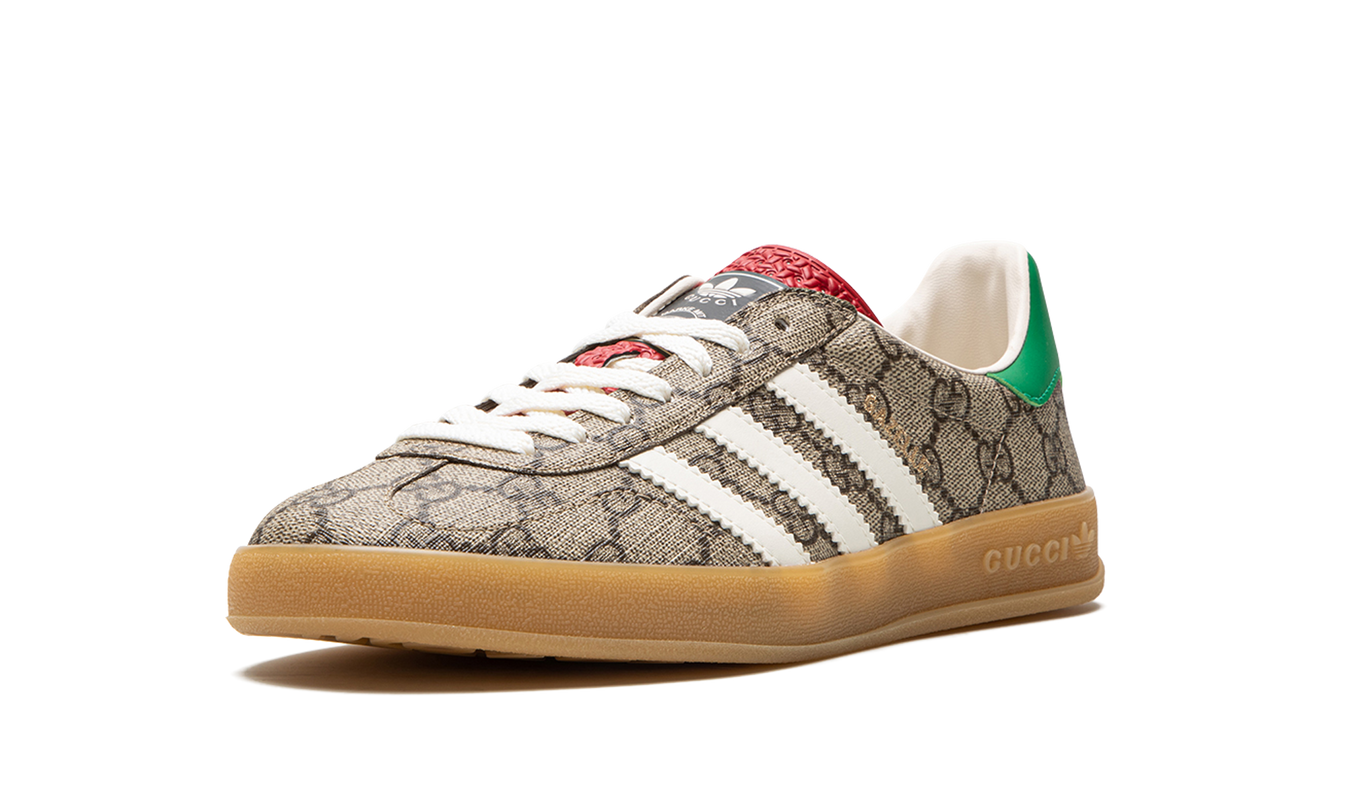 Beige Adidas Gazelle schoenen met Gucci GG Monogram design, stijlvolle sneakers voor dames en heren.
