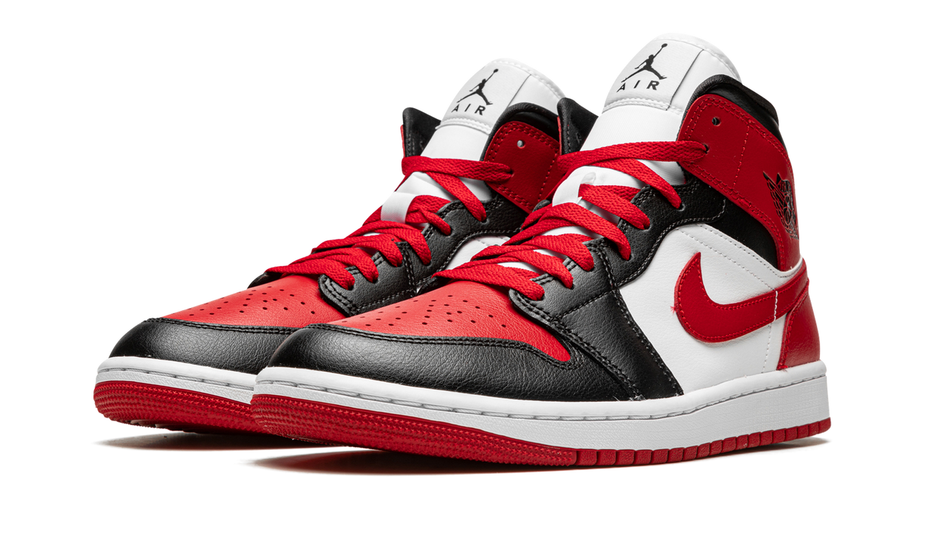 Air Jordan 1 MID WMNS "Alternate Bred Toe" sneakers in zwart en rood met witte details, zichtbaar in de afbeelding.