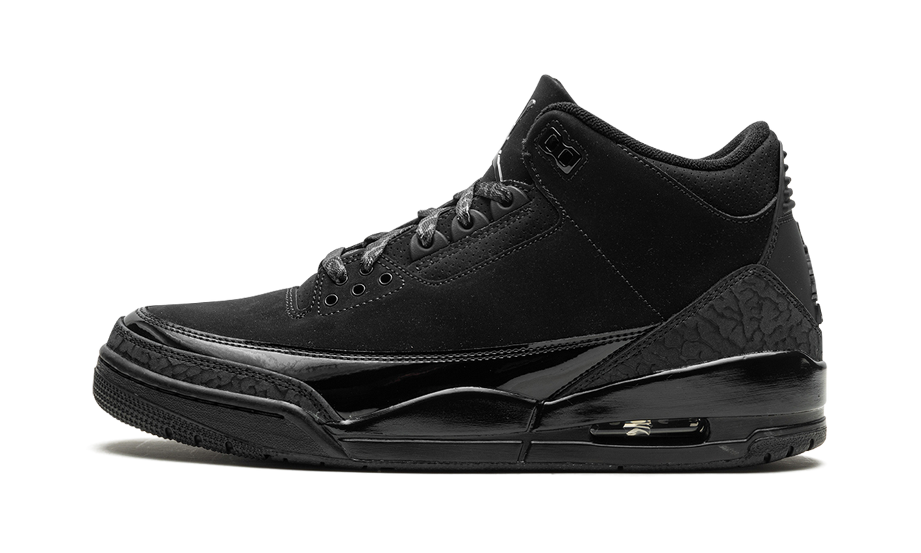 Zwarte Air Jordan 3 "Black Cat 2025" sneakers van Mijn winkel, close-up van de schoen met zwarte leren details.
