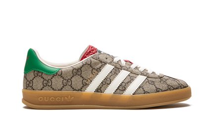 Beige Adidas Gazelle schoenen met Gucci GG-monogramprint en wit detail, casual schoenen voor heren en dames.