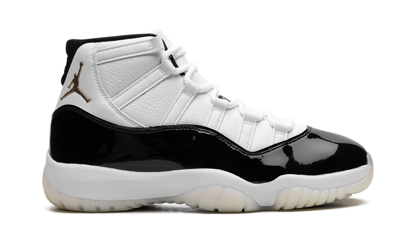 Sportieve Air Jordan 11 Gratitude sneakers in zwart en wit met glanzende afwerking en witte zool, voor heren.