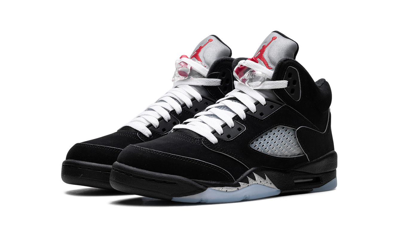 Zwarte Air Jordan 5 Retro OG GS schoenen met metallic details en reimagined ontwerp, zichtbaar in de afbeelding.