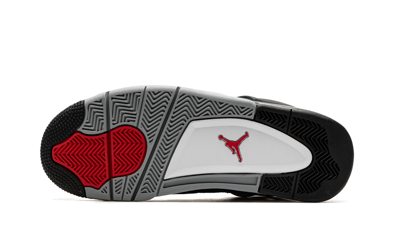 Zwarte Air Jordan 4 sneakers met canvas details en witte accenten, sportieve schoenen van Mijn winkel op een witte achtergrond.