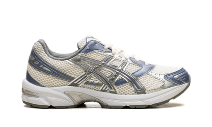 Witte en blauwe Asics Gel 1130 hardloopschoenen met crème en blauwe details, geschikt voor sport en dagelijks gebruik.