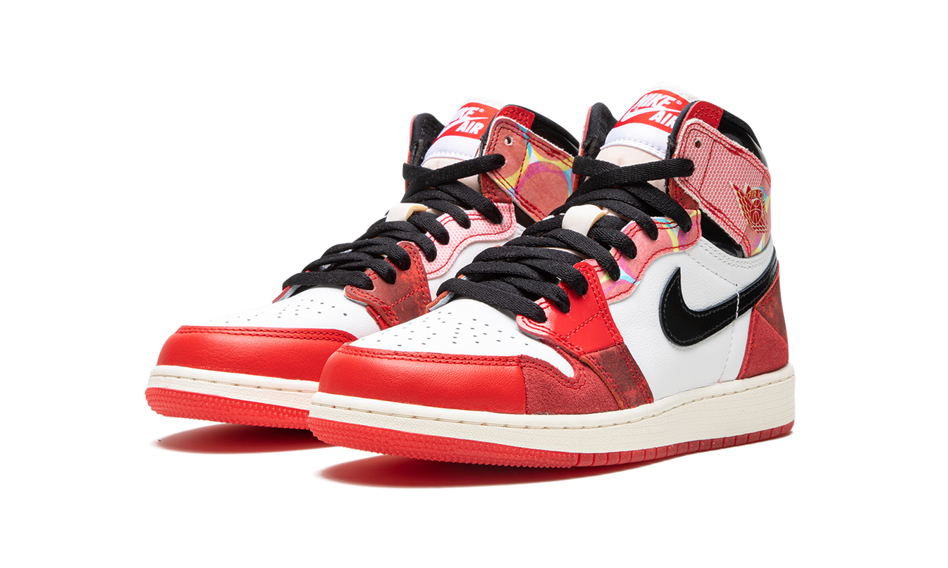 Lichte Air Jordan 1 High OG GS schoenen met Spider-Man Across the Spider-Verse ontwerp en rood-blauwe details.