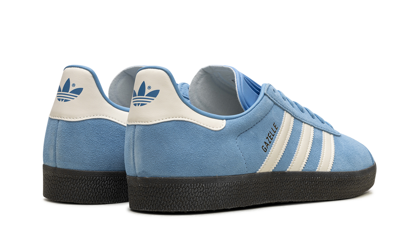 Witte Adidas Gazelle schoenen in sky blue met witte veters en zool, casual sneakers voor dames en heren
