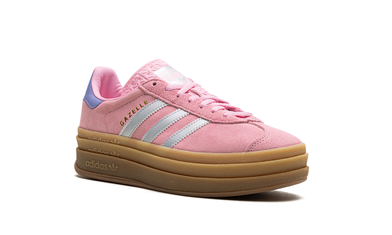 Lichte roze en zilveren Adidas Gazelle GS schoenen met suède details, geschikt voor dames en casual draagstijl.