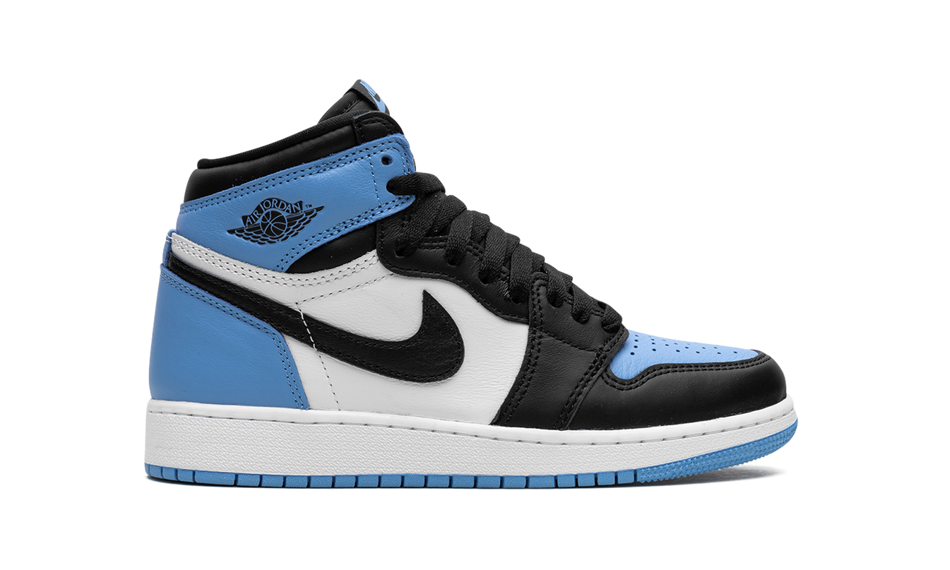 Lucht Jordan 1 Retro High OG GS schoenen met blauwe en witte kleuren, Nike Air Jordan sneakers zichtbaar in de afbeelding.