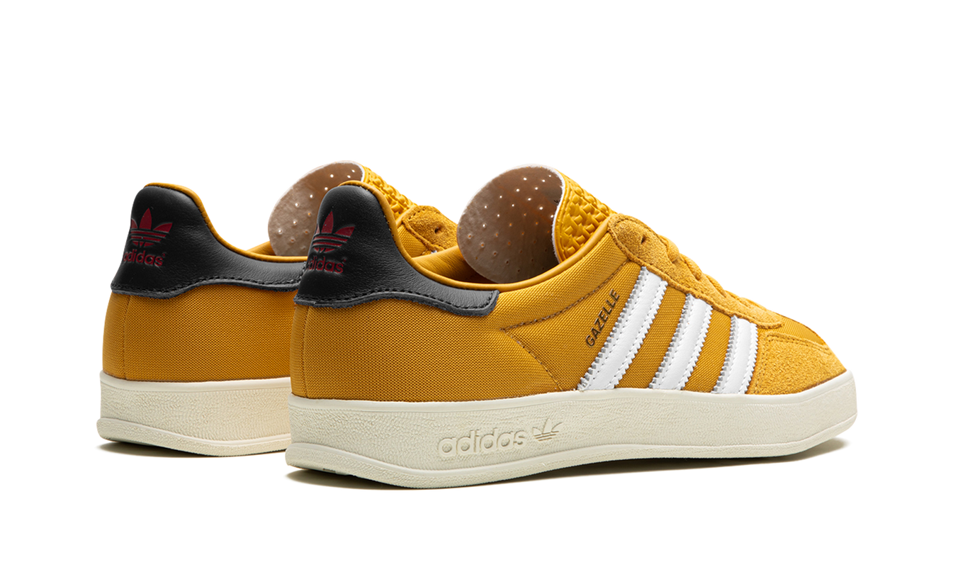 Gele Adidas Gazelle indoor schoenen, vetersluiting en zachte zool, geschikt voor binnen sporten en casual gebruik.