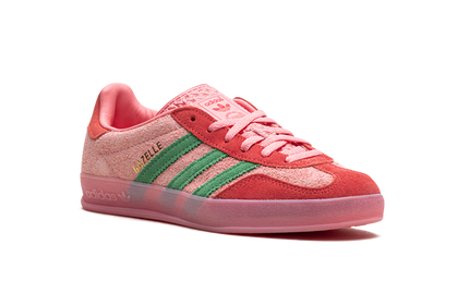 Witte en roze Adidas Gazelle indoor schoenen voor dames, met roze details en een sportieve uitstraling.