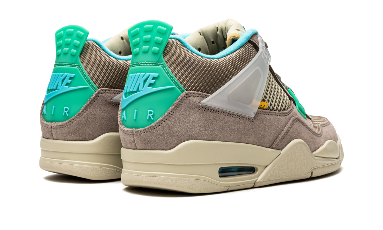 Taupe Haze Air Jordan 4 Retro SP sneakers met grijze en taupe details, zichtbaar van de zijkant en met witte zool.